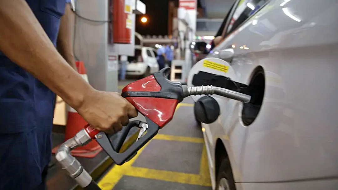 Pre&ccedil;o m&eacute;dio da gasolina sobe pela quinta semana e passa dos R$ 5, aponta ANP