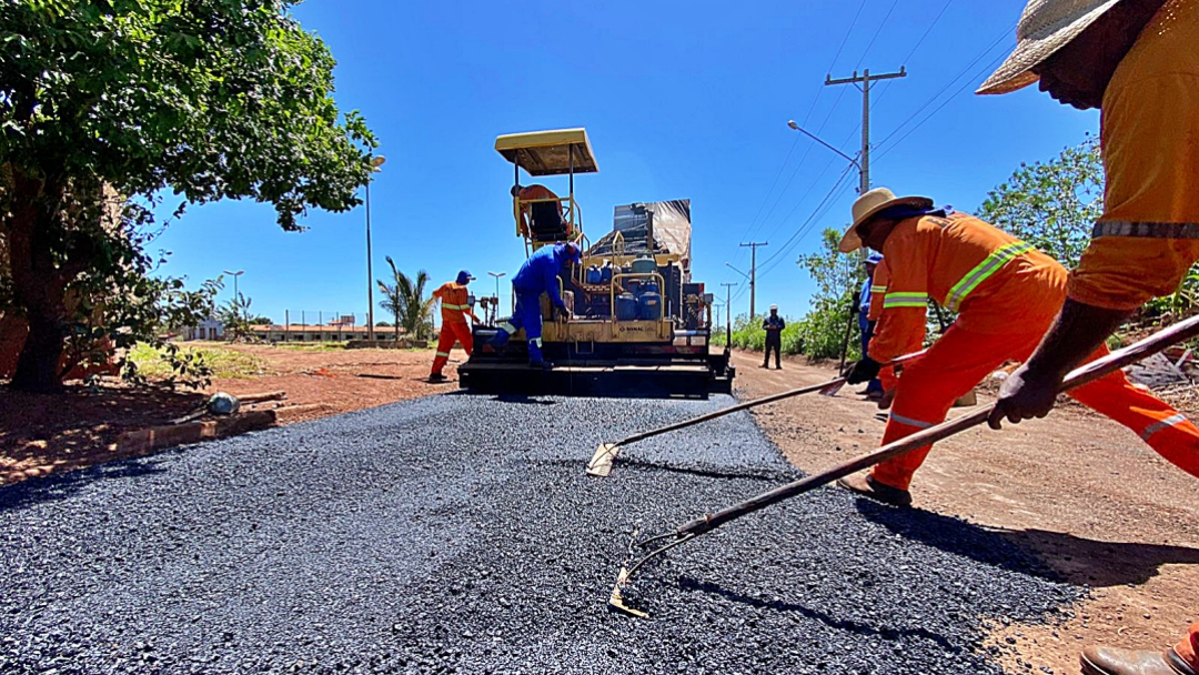 Prefeitura planeja concluir at&eacute; sexta-feira asfalto do acesso ao frigor&iacute;fico