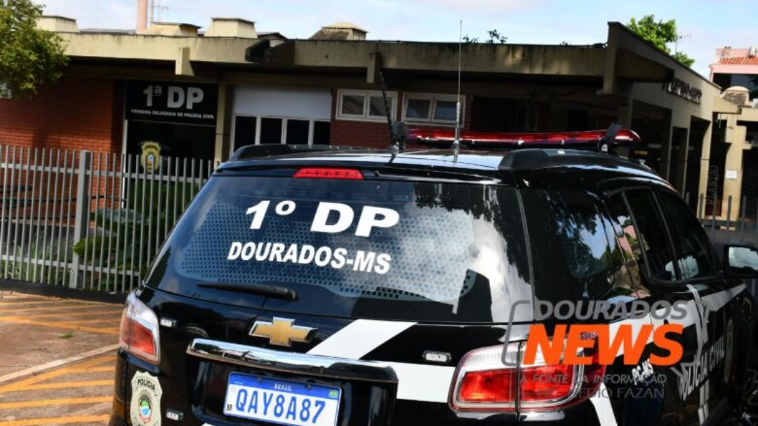 Mulher &eacute; atingida com facadas nas costas e autora est&aacute; foragida