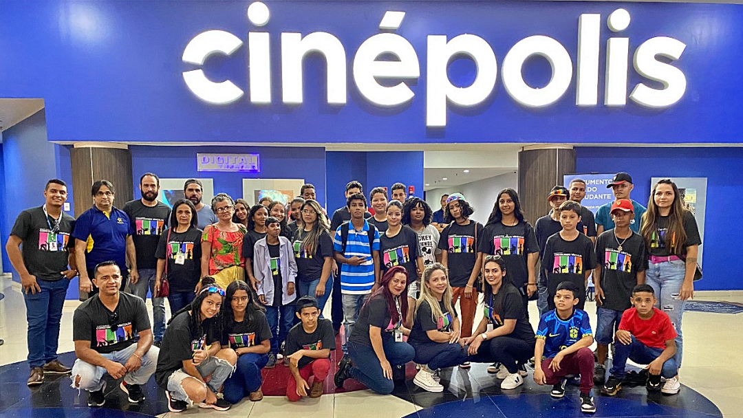 Adolescentes de projeto social do Alambari v&atilde;o em caravana ao shopping