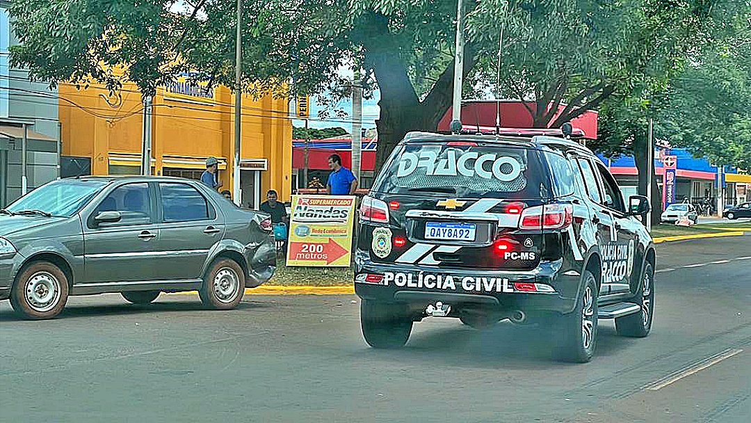 Motorista &quot;invade&quot; Dorvalino e Siena bate em viatura da Pol&iacute;cia 