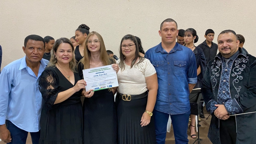 Em noite de emo&ccedil;&atilde;o, alunos da Orquestra Municipal recebem certificados