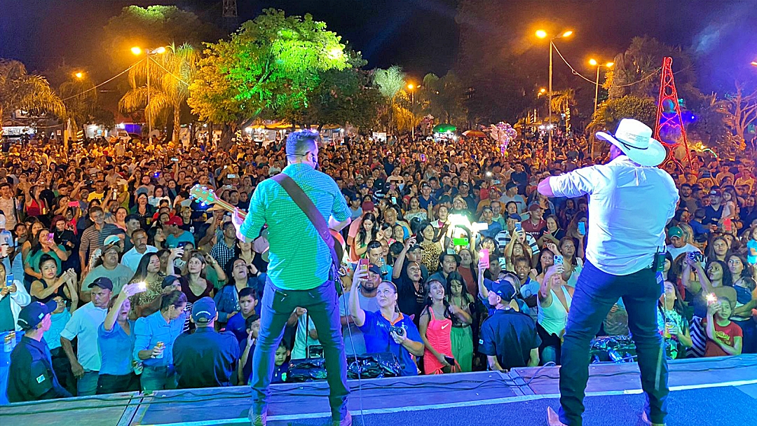 Sidrol&acirc;ndia 69 anos: Alex e Yvan lota Pra&ccedil;a no terceiro dia de festividade