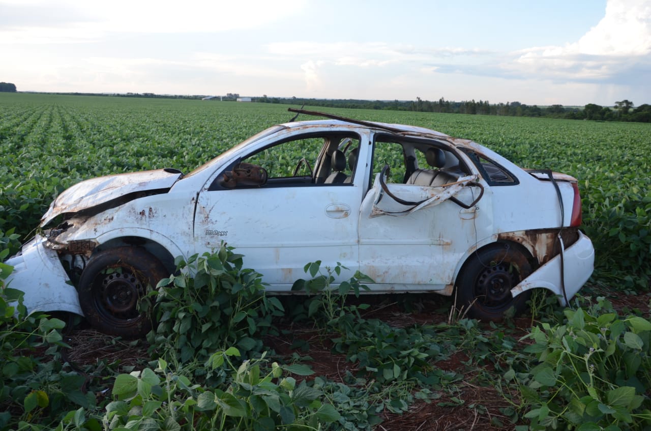 Um morto e 3 feridos no capotamento de Corsa na sa&iacute;da para Maracaju