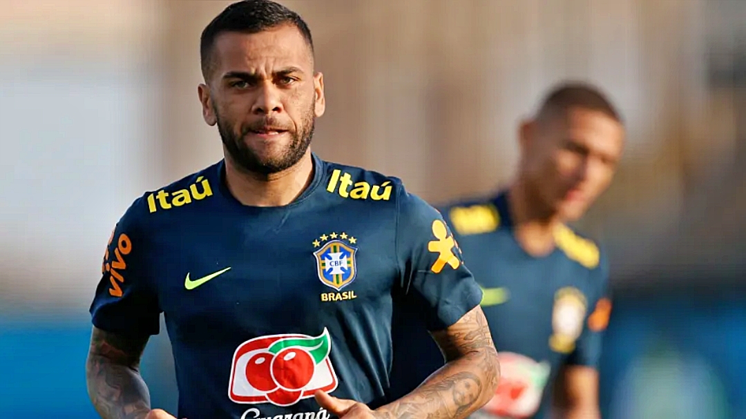 Daniel Alves critica &ldquo;gente que sabe de futebol&rdquo;