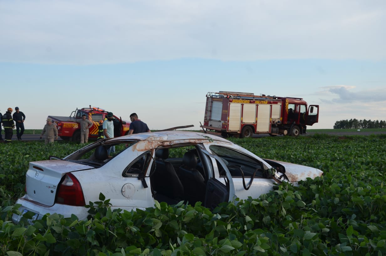 Um morto e 3 feridos no capotamento de Corsa na sa&iacute;da para Maracaju