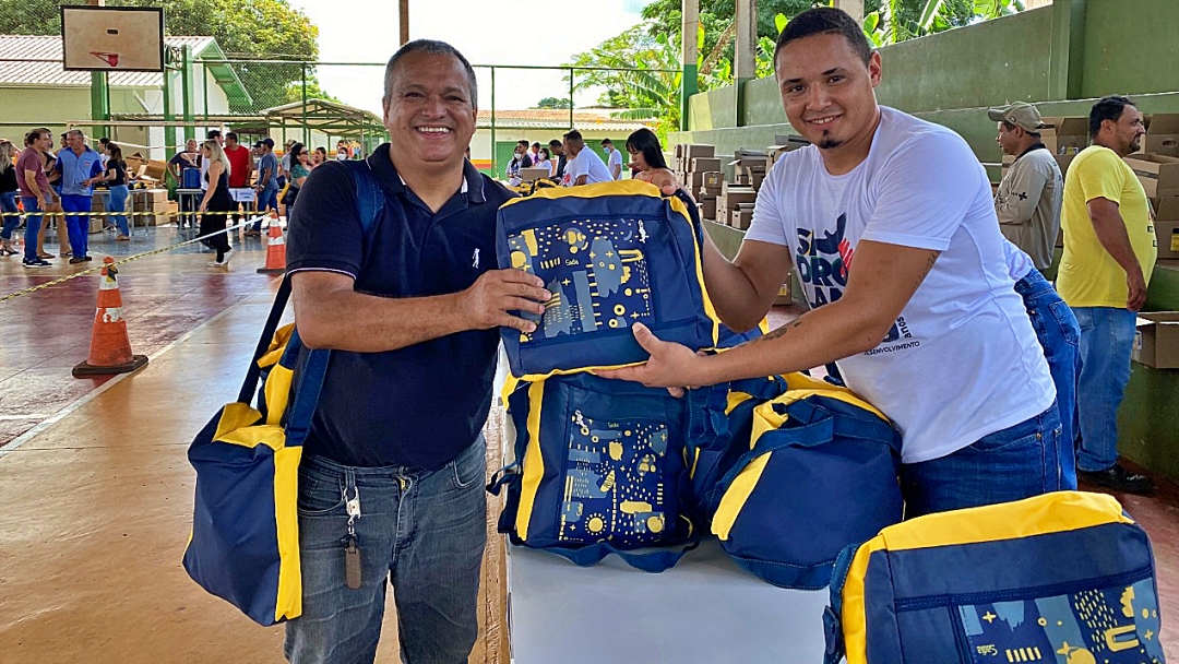 Prefeitura entrega 3.600 kits de Natal para servidores municipais