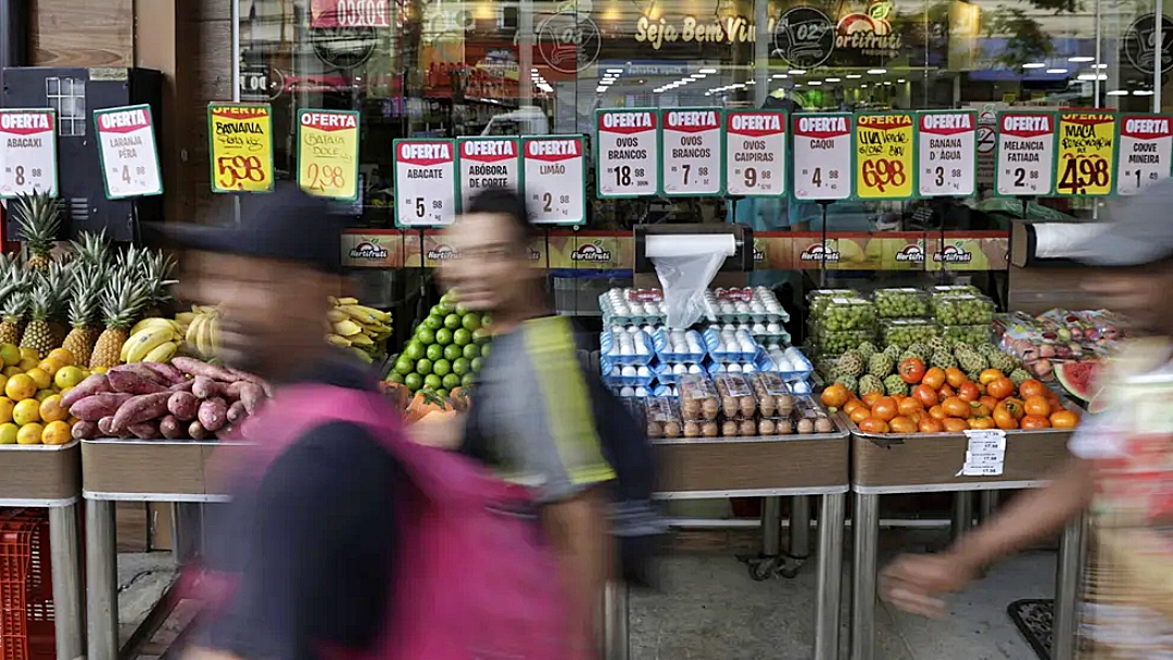 Pre&ccedil;os dos alimentos disparam e renda dos brasileiros n&atilde;o acompanha