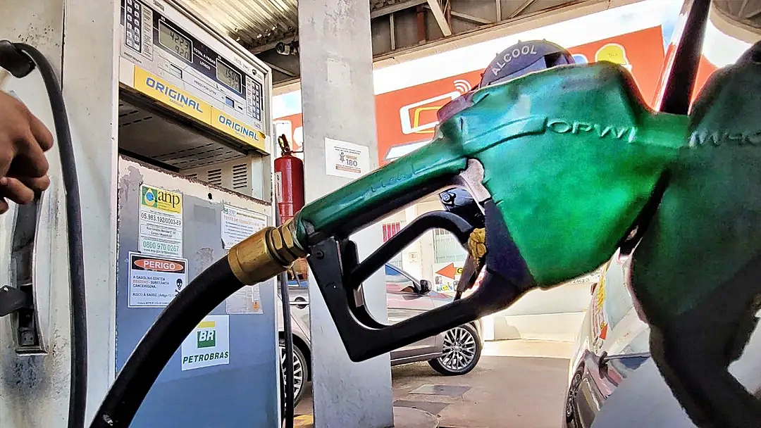 Volta de imposto deve elevar pre&ccedil;o da gasolina em R$ 0,69 por litro