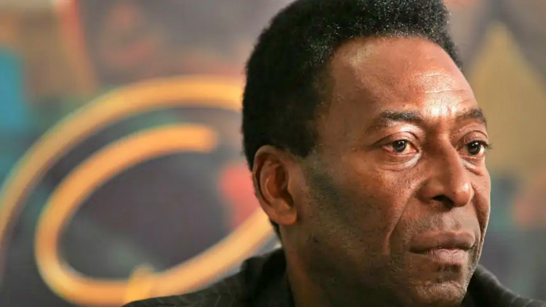 Pel&eacute; completa um m&ecirc;s internado