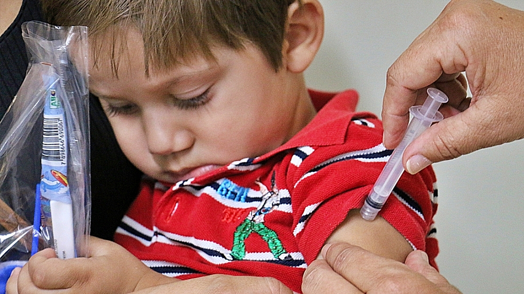 Sem receber novas doses desde outubro, Sa&uacute;de s&oacute; vacina crian&ccedil;as com agendamento 