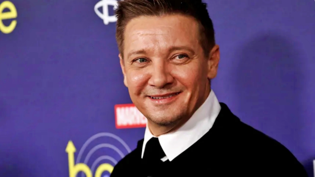 Jeremy Renner, est&aacute; na UTI se recuperando de 2 cirurgias ap&oacute;s acidente