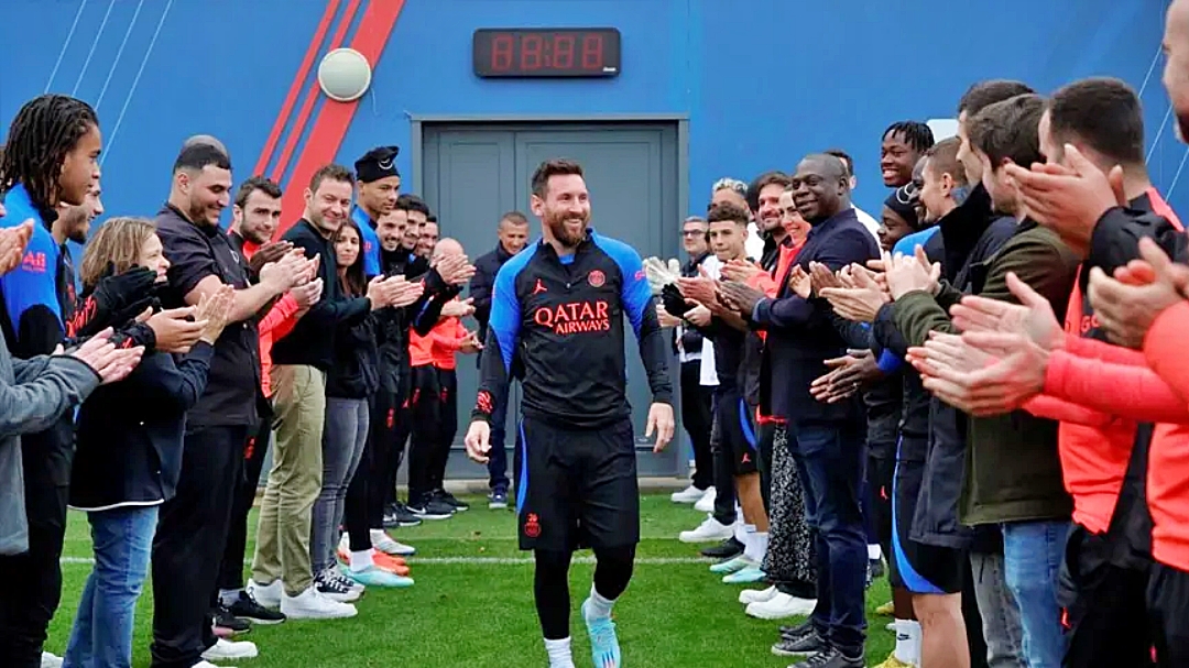 Messi &eacute; recebido com aplausos em sua volta ao PSG ap&oacute;s f&eacute;rias