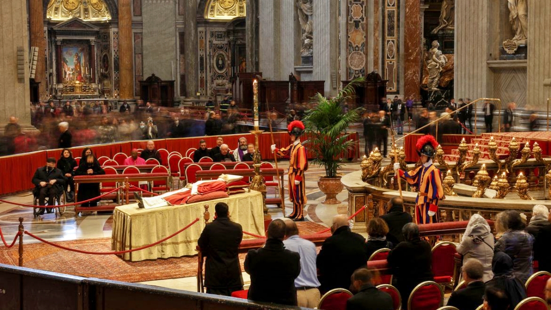 Papa elogia Bento XVI; Vaticano prepara para funeral