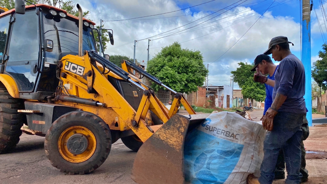 Quatro equipes realizam mutir&atilde;o de limpeza pela cidade