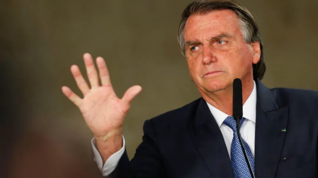 TSE dá cinco dias para Bolsonaro se manifestar sobre atos criminosos e postagem