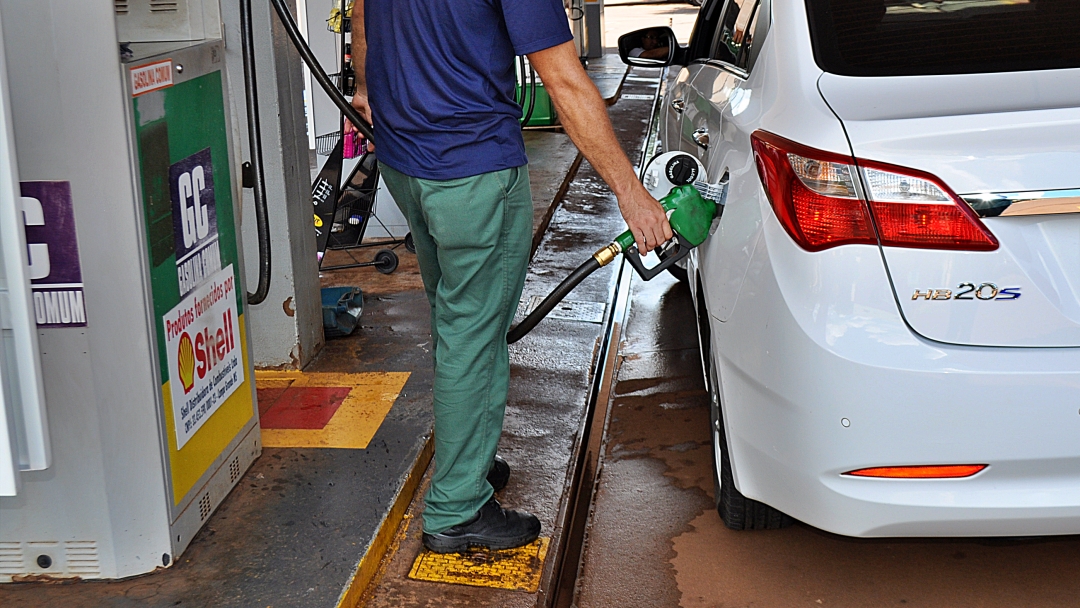 Litro da gasolina tem aumento de at&eacute; 3,48% e o pre&ccedil;o do &aacute;lcool caiu 12,78%