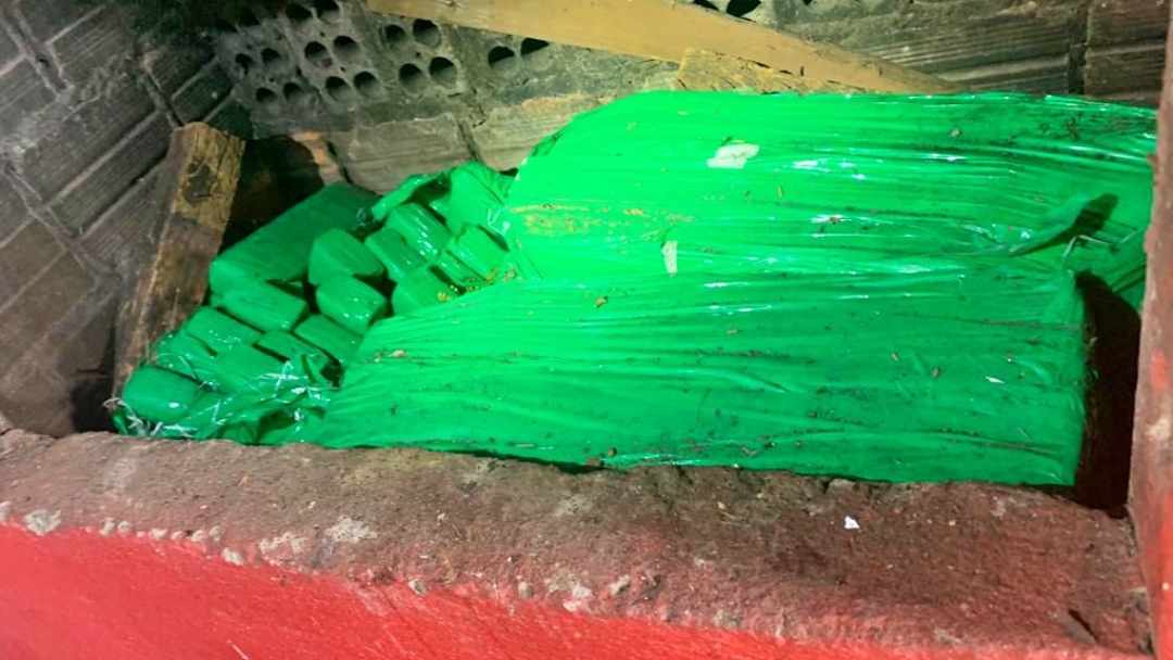 Foragido &eacute; preso pela PF no telhado de casa 