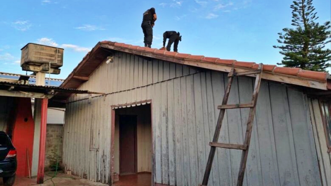 Foragido &eacute; preso pela PF no telhado de casa 