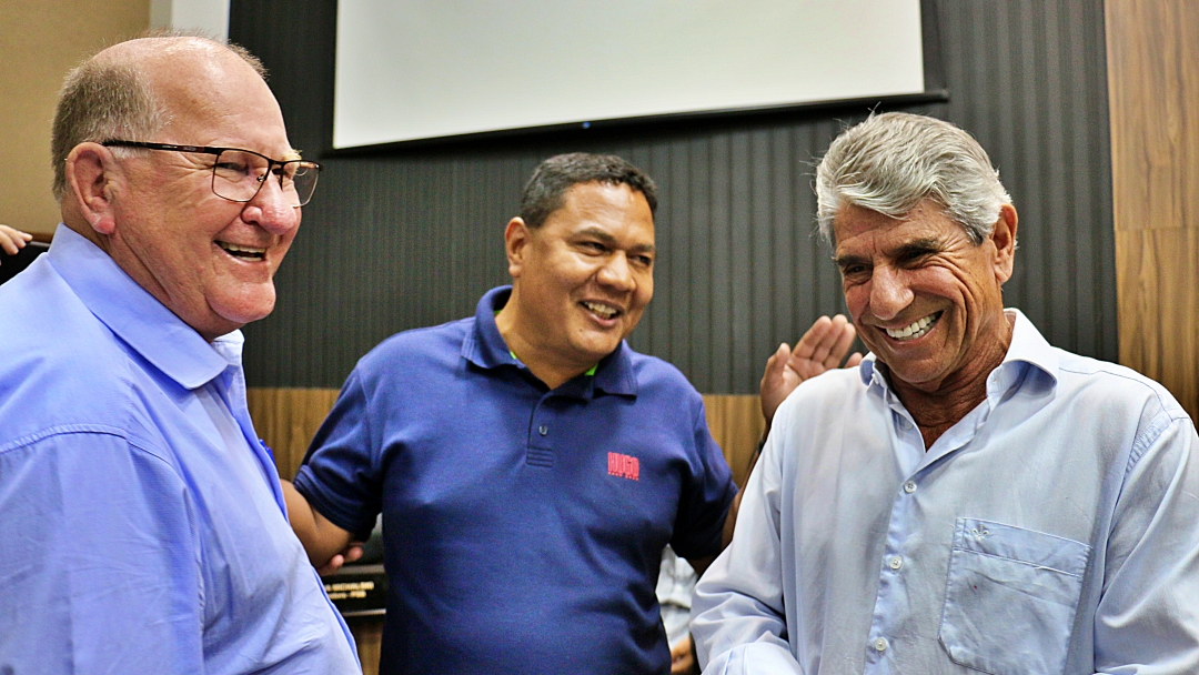 Momento de descontra&ccedil;&atilde;o entre Enelvo e Daltro rouba a cena na reabertura da C&acirc;mara 