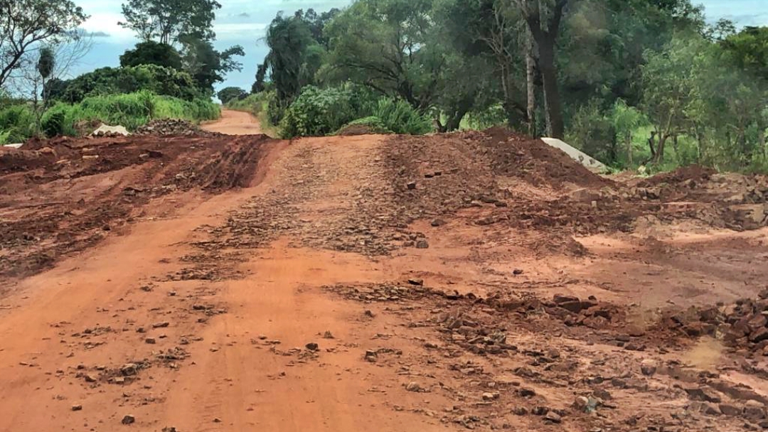 Cap&atilde;o Bonito: Travessias come&ccedil;am receber cascalho para garantir tr&aacute;fego em estrada