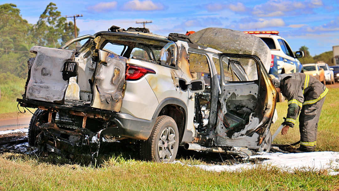 Fiat Toro pega fogo na sa&iacute;da para Maracaju e tem perda total 