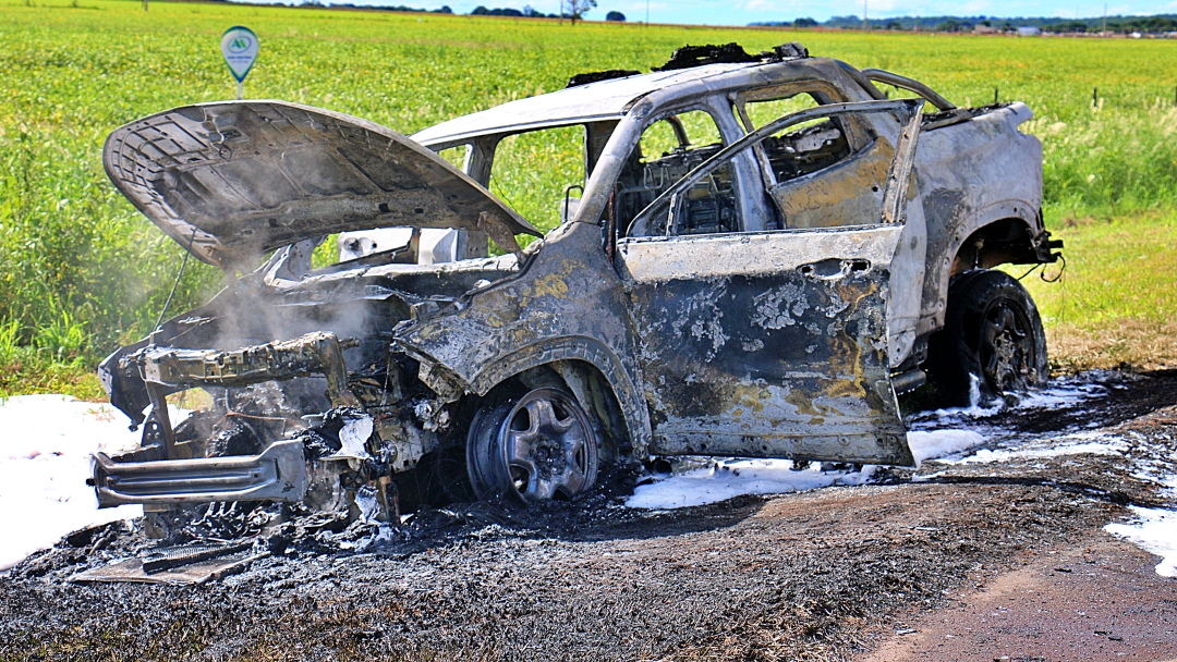 Fiat Toro pega fogo na sa&iacute;da para Maracaju e tem perda total 