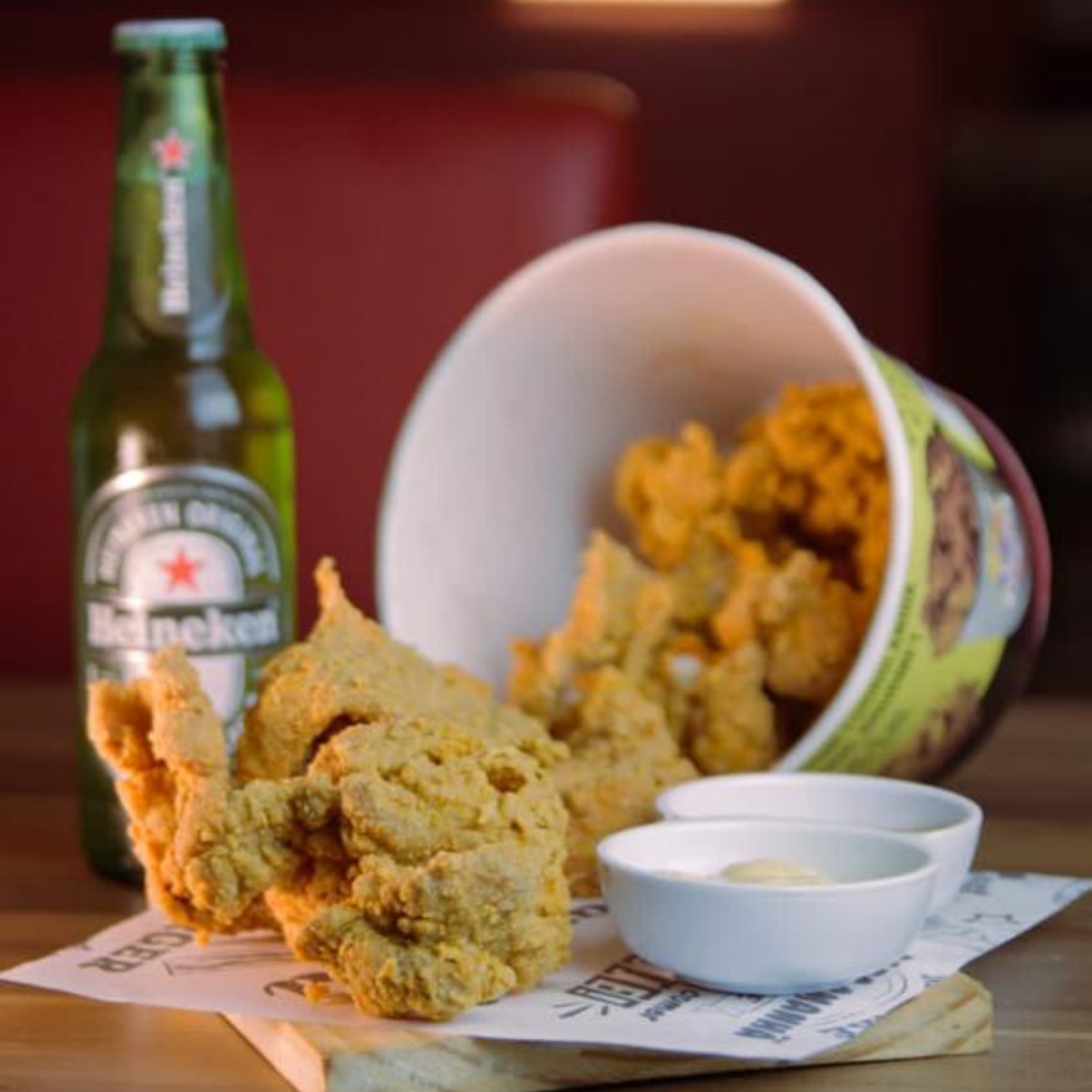 Rock cl&aacute;ssico e o famoso frango no balde, s&atilde;o diferenciais de restaurante que tornou point em Sidrol&acirc;ndia 