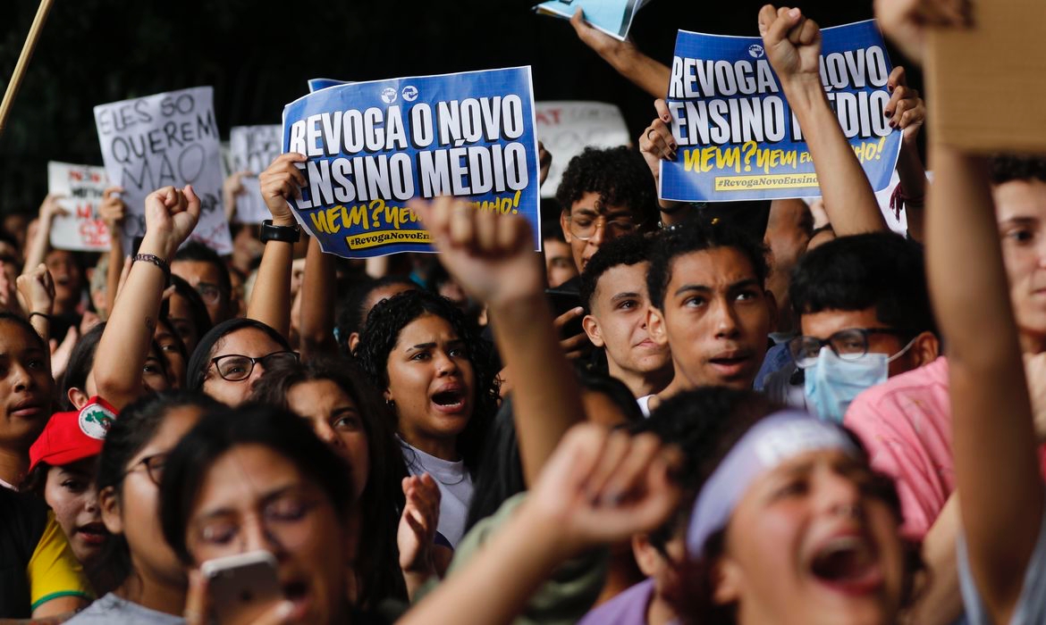 Estudantes fazem passeata pela revoga&ccedil;&atilde;o do novo ensino m&eacute;dio em SP