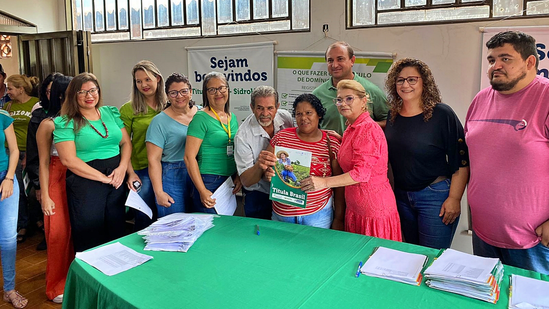 Prefeitura entrega mais 50 escrituras a agricultores familiares de assentamentos