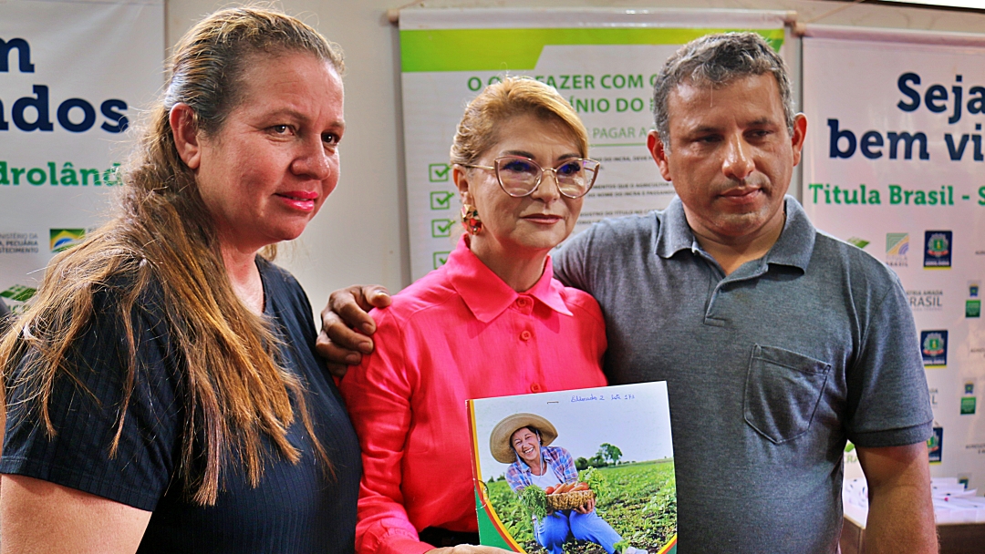 Fam&iacute;lias comemoram o recebimento de T&iacute;tulo de Propriedade e CCUs