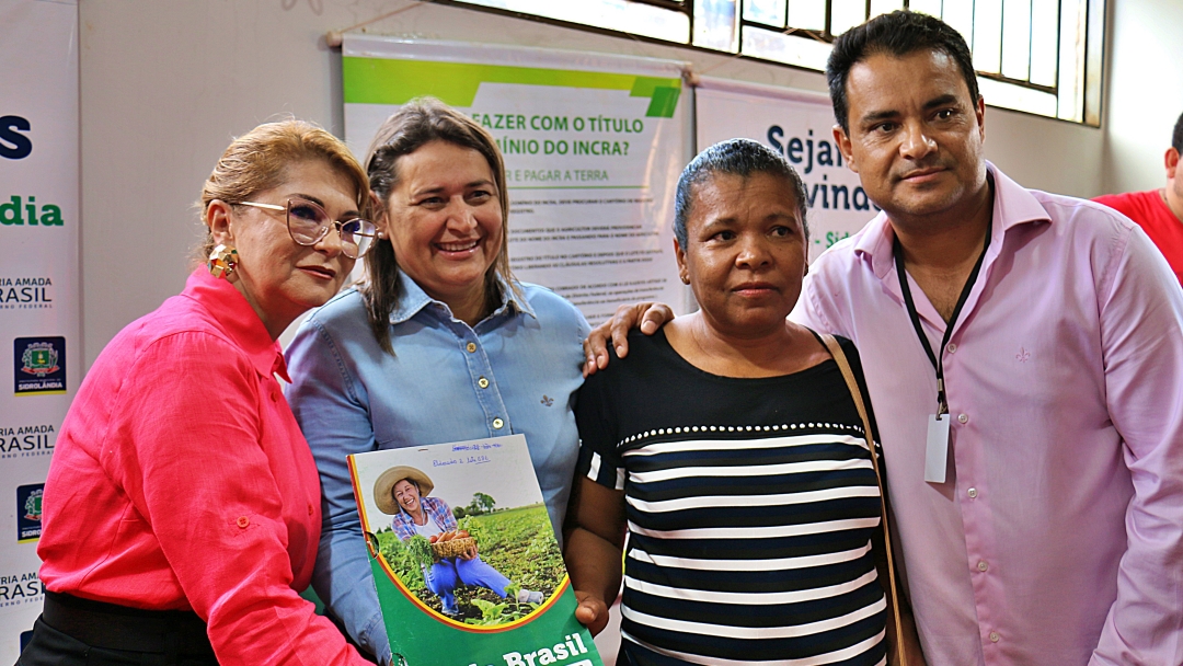 Fam&iacute;lias comemoram o recebimento de T&iacute;tulo de Propriedade e CCUs