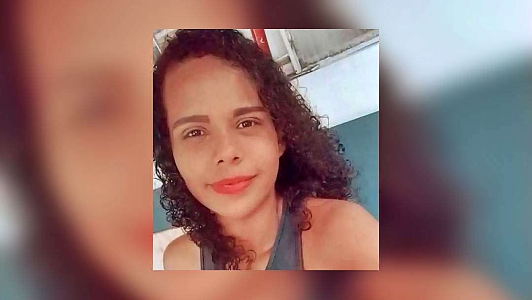 Homem matar mulher a facadas na frente da filha de 2 anos