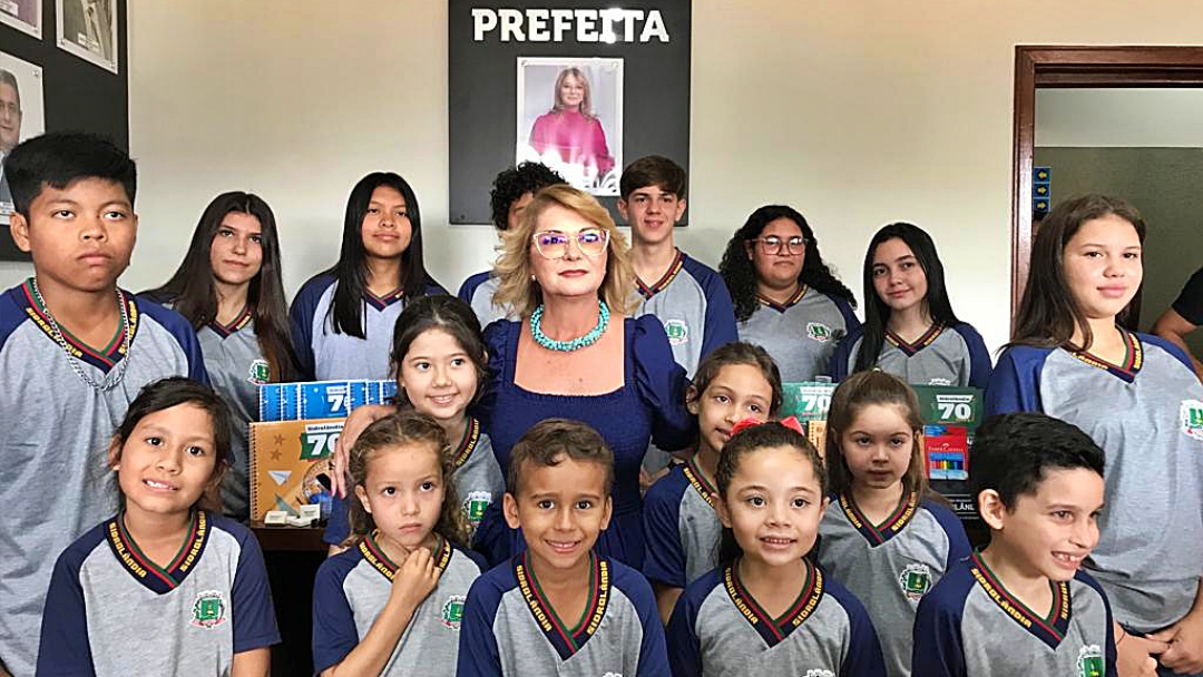 Prefeitura investe R$ 2,1 milh&otilde;es e come&ccedil;a a entregar uniformes e kits escolares