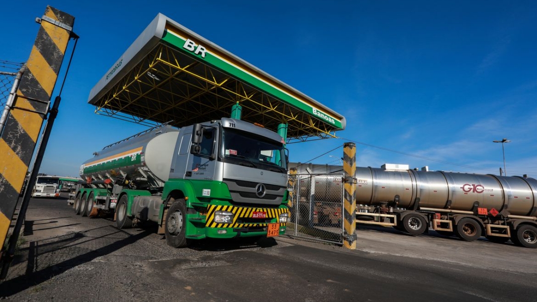 Petrobras reduz pre&ccedil;o do diesel para as distribuidoras