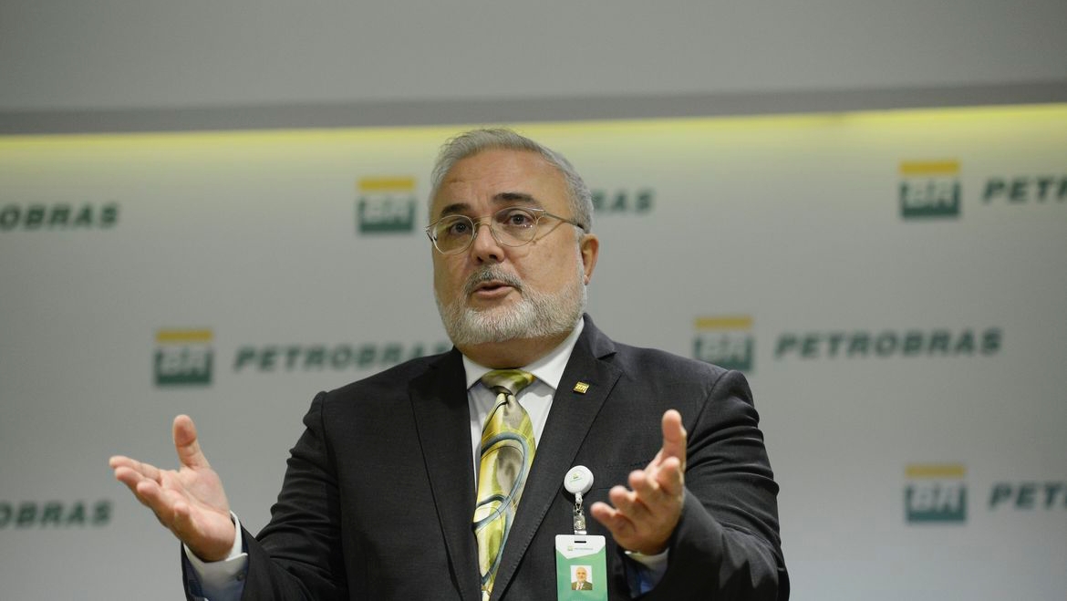 Presidente da Petrobras diz que pode reduzir pre&ccedil;o da gasolina