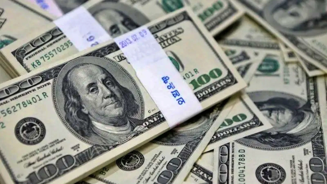 Dólar abre em queda, em linha com movimento da moeda no exterior