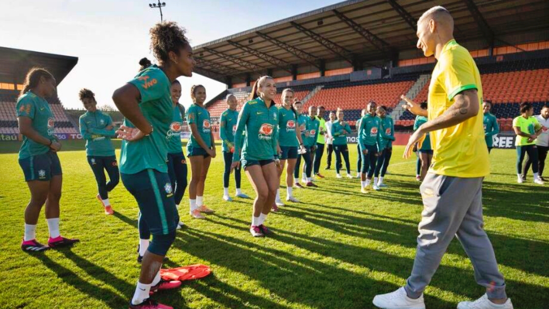 Com time completo, sele&ccedil;&atilde;o feminina treina com apoio de Richarlison