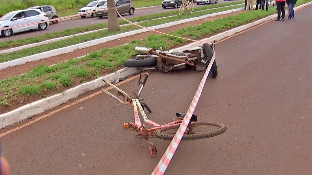 Motociclista morre ao colidir contra bicicleta em MS