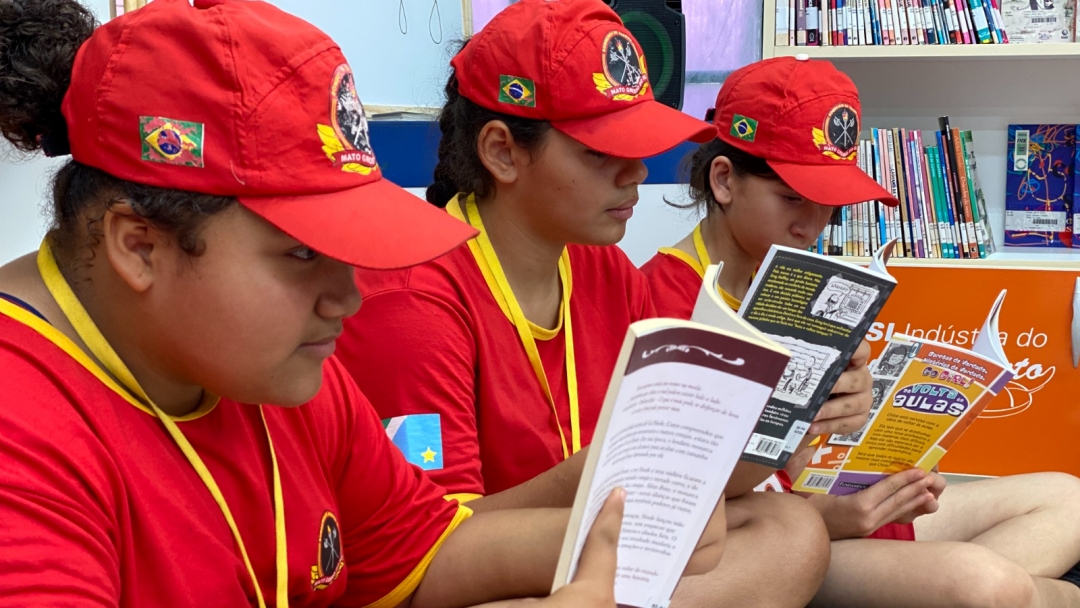 Alunos do projeto &quot;Bombeiros do Amanh&atilde;&quot; visitam biblioteca do SESI em Sidrol&acirc;ndia