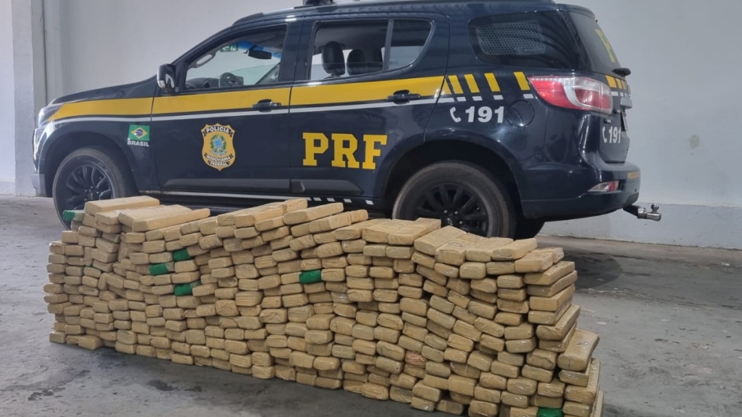 PRF apreende em Sidrol&acirc;ndia 207 kg de maconha levada em Uno
