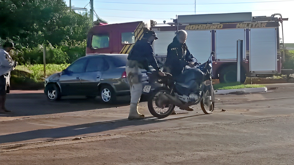 Motociclista colide em lateral de ve&iacute;culo na BR-060