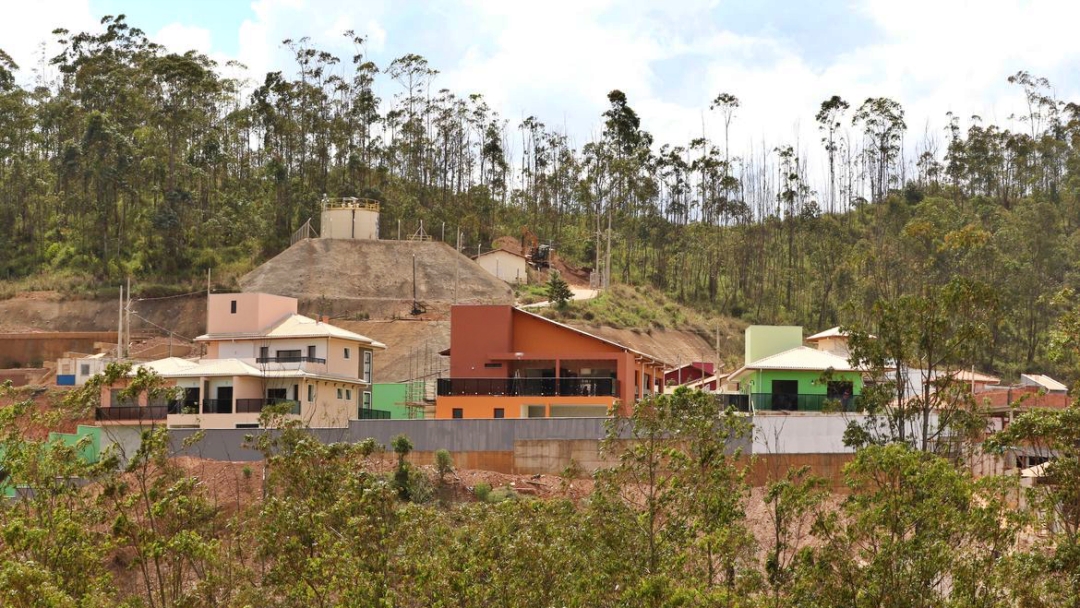 Sete anos e meio ap&oacute;s trag&eacute;dia, 4 fam&iacute;lias recebem casas em Mariana