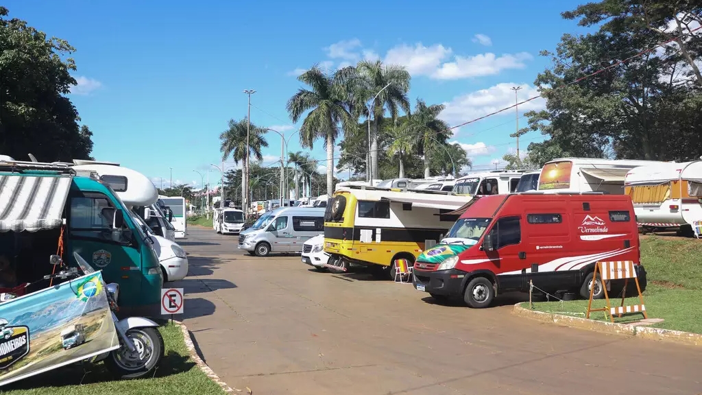 Encontro de motorhome, Bazar com Caf&eacute; e forr&oacute; animam o s&aacute;bado