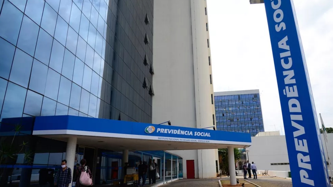 Governo anuncia antecipação para maio e junho de '13º salário' para segurados