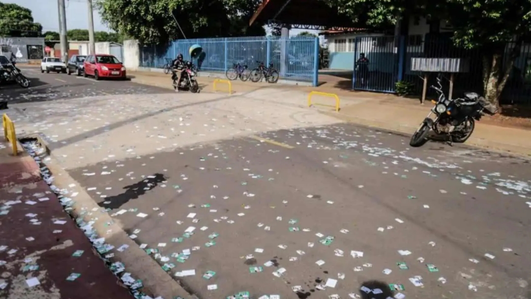 TRE/MS cobra R$ 6 mil de candidato a deputado federal por ‘chuva de santinhos’