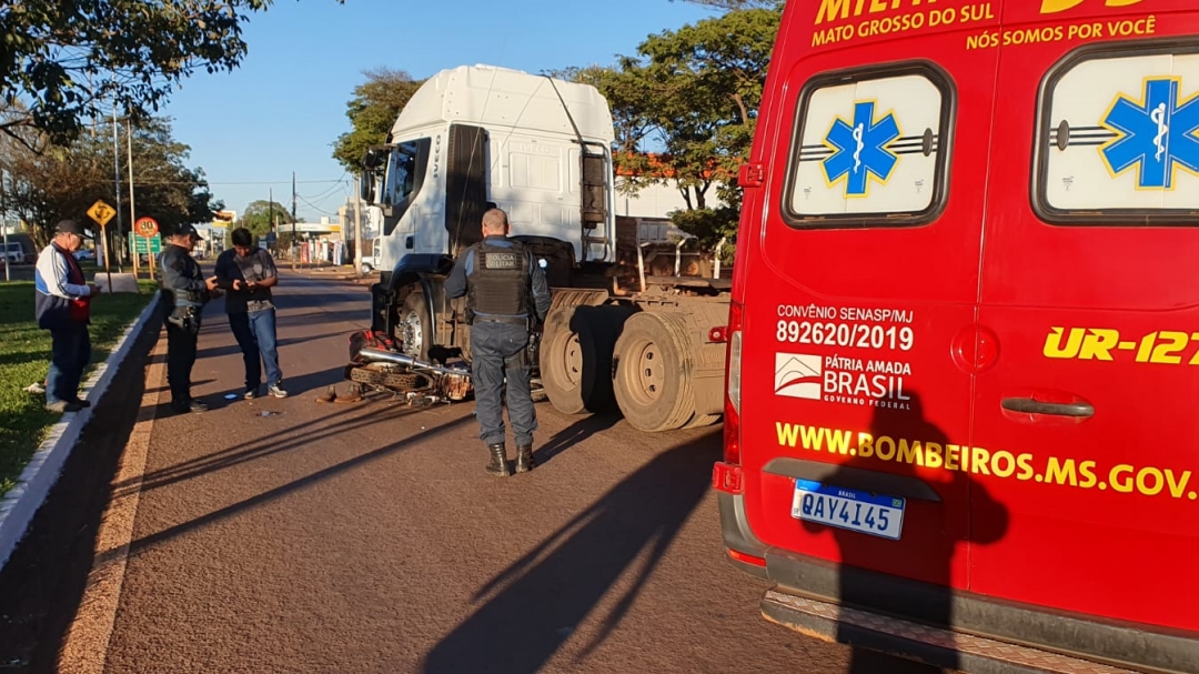 Motociclista pode ter fraturado o f&ecirc;mur em acidente na Avenida Dorvalino dos Santos