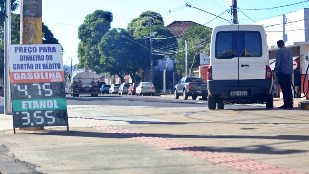 Consumidor ainda n&atilde;o sente queda no pre&ccedil;o da gasolina