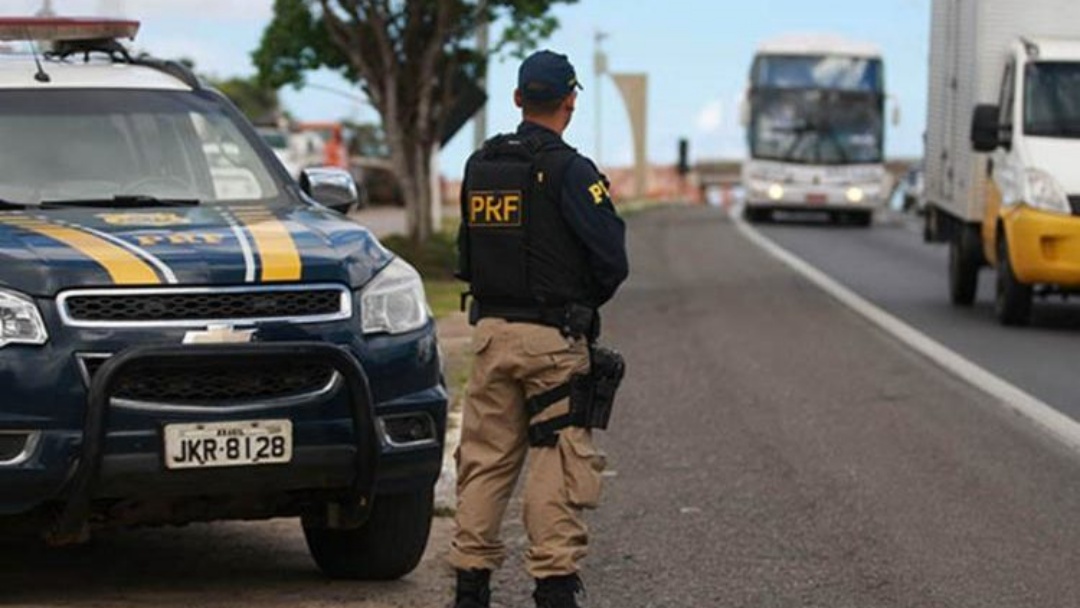 PRF apreende 174,1 kg de maconha em carro rebocado por motorista de aplicativo