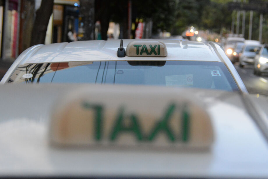 N&uacute;meros de alvar&aacute;s de t&aacute;xi na Capital caiu 45% desde chegada da Uber